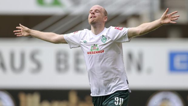 Paderborn vs Werder Bremen Bremen's Davy Klaassen celebrates after scoring the opening goal during the German Bundesliga soccer match between SC Paderborn 07 and Werder Bremen in Paderborn, Germany, Saturday, June 13, 2020. (Friedeman Vogel Pool Photo via AP)