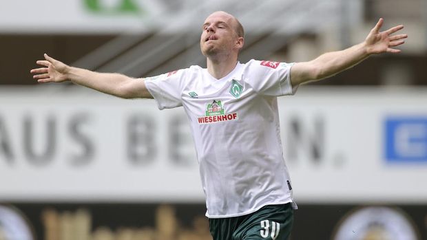 Bremen's Davy Klaassen celebrates after scoring the opening goal during the German Bundesliga soccer match between SC Paderborn 07 and Werder Bremen in Paderborn, Germany, Saturday, June 13, 2020. (Friedeman Vogel Pool Photo via AP)