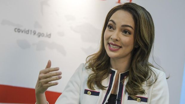 Anggota Tim Komunikasi Publik Gugus Tugas Percepatan Penanganan COVID-19 Reisa Broto Asmoro di Gedung Graha BNPB, Jakarta, Jumat (12/6/2020). ANTARA FOTO/Galih Pradipta/wsj.