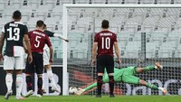 Ronaldo gagal mengeksekusi di menit ke-16 tersebut. Bola tembakan striker asal Portugal itu mengenai ujung jari Gianluigi Donnarumma sebelum membentur tiang gawang. Spada/LaPresse via AP.