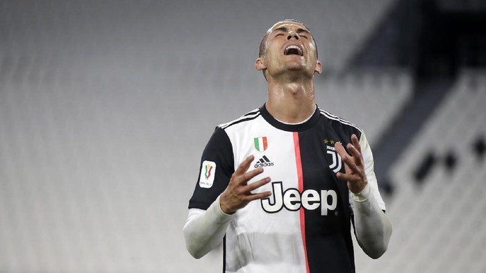 Cristiano Ronaldo tampil memble di laga leg kedua semifinal Coppa Italia antara Juventus vs AC Milan, Sabtu (13/6). Bahkan Ronaldo gagal mengeksekusi penalti.