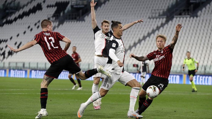 Cristiano Ronaldo tampil memble di laga leg kedua semifinal Coppa Italia antara Juventus vs AC Milan, Sabtu (13/6). Bahkan Ronaldo gagal mengeksekusi penalti.