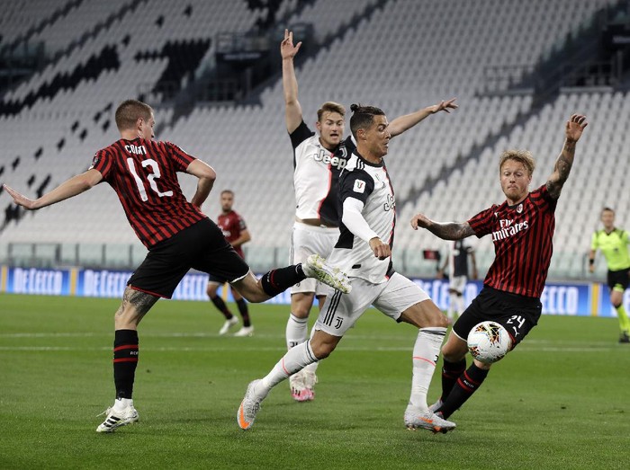 Cristiano Ronaldo tampil memble di laga leg kedua semifinal Coppa Italia antara Juventus vs AC Milan, Sabtu (13/6). Bahkan Ronaldo gagal mengeksekusi penalti.