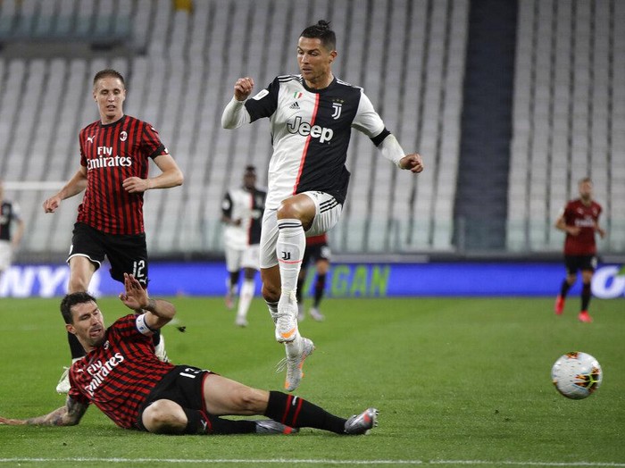 AC Milans Alessio Romagnoli tackles Juventus Cristiano Ronaldo during an Italian Cup second leg soccer match between Juventus and AC Milan at the Allianz stadium, in Turin, Italy, Friday, June 12, 2020. (AP Photo/Luca Bruno)