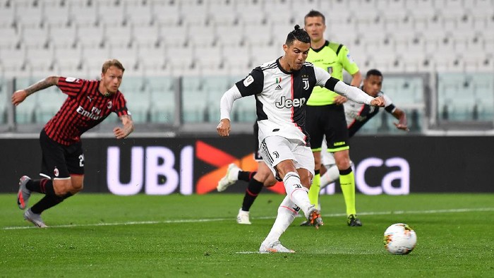 Cristiano Ronaldo tampil memble di laga leg kedua semifinal Coppa Italia antara Juventus vs AC Milan, Sabtu (13/6). Bahkan Ronaldo gagal mengeksekusi penalti.