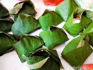 Mengenal Sego Berkat, Nasi Bungkus Daun Jati yang Populer untuk Hajatan