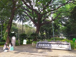 Taman Suropati juga Masih Ditutup, Sejumlah Warga Bersantai di Pinggiran