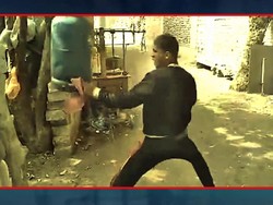 Anti Mainstream! Petinju Ini Latihan Memukul Pakai Tabung Gas Elpiji