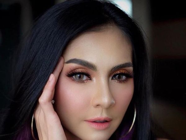 Potret Penyanyi yang Merasa Stres karena Dihujat Setelah Lepas Hijab