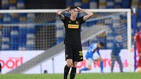 Alessandro Bastoni tampak terkejut Inter Milan gagal ke final Coppa Italia. (Foto: Getty Images/Francesco Pecoraro)