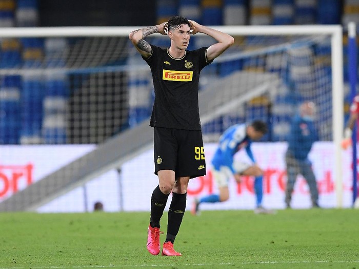 NAPLES, ITALY - JUNE 13: Alessandro Bastoni of FC Internazionale stands disappointed during the Coppa Italia Semi-Final Second Leg match between SSC Napoli and FC Internazionale at Stadio San Paolo on June 13, 2020 in Naples, Italy. (Photo by Francesco Pecoraro/Getty Images)