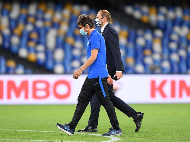 NAPLES, ITALY - JUNE 13: Antonio Conte head coach of FC Internazionale leaves the pitch disappointed after the Coppa Italia Semi-Final Second Leg match between SSC Napoli and FC Internazionale at Stadio San Paolo on June 13, 2020 in Naples, Italy. (Photo by Francesco Pecoraro/Getty Images)