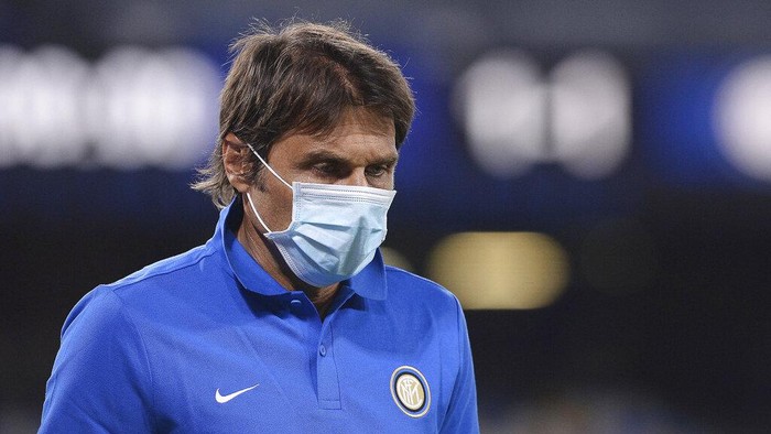 Inter Milan coach Antonio Conte walks off the pitch at half-time, during the Italian Cup second leg semifinal soccer match between Napoli and Inter Milan, at the Naples San Paolo Stadium, Italy, Saturday, June 13, 2020. The match is being played without spectators because of the COVID-19 restriction measures. (Cafaro/LaPresse via AP)