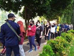Potret Antrean Masuk GBK, Petugas Keluhkan Warga yang Tak Jaga Jarak