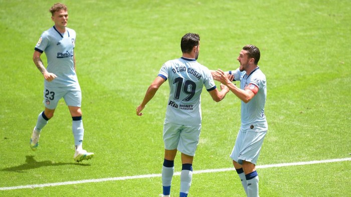 BILBAO, SPAIN - JUNE 14:  Diego Costa of Atletico Madrid celebrates with team-mates Koke and Kieran Trippier after scoring his teams first goal during the Liga match between Athletic Club and Club Atletico de Madrid at San Mames Stadium on June 14, 2020 in Bilbao, Spain. (Photo by Juan Manuel Serrano Arce/Getty Images)