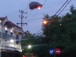 Balon Udara Nyangkut Kabel, 21.669 Pelanggan PLN di Ponorogo Mati Listrik