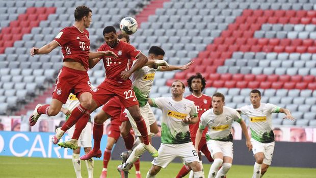 Bayern Munchen vs Borussia Moenchengladbach Bayern's Benjamin Pavard, left, and Serge Gnabry, second from left, head for the ball during the German Bundesliga soccer match between Bayern Munich and Borussia Moenchengladbach in Munich, Germany, Saturday, June 13, 2020. Because of the coronavirus outbreak all soccer matches of the German Bundesliga take place without spectators. (Matthias Balk/Pool via AP)