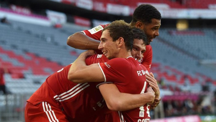 Bayern Munichs French defender Benjamin Pavard (L), Bayern Munichs German midfielder Leon Goretzka (R) and Bayern Munichs German midfielder Serge Gnabry (Up) celebrate the 2-0 during the German first division football Bundesliga match between FC Bayern Munich and Borussia Moenchengladbach in Munich, southern Germany, on June 13, 2020. (Photo by Christof STACHE / various sources / AFP) / DFL REGULATIONS PROHIBIT ANY USE OF PHOTOGRAPHS AS IMAGE SEQUENCES AND/OR QUASI-VIDEO