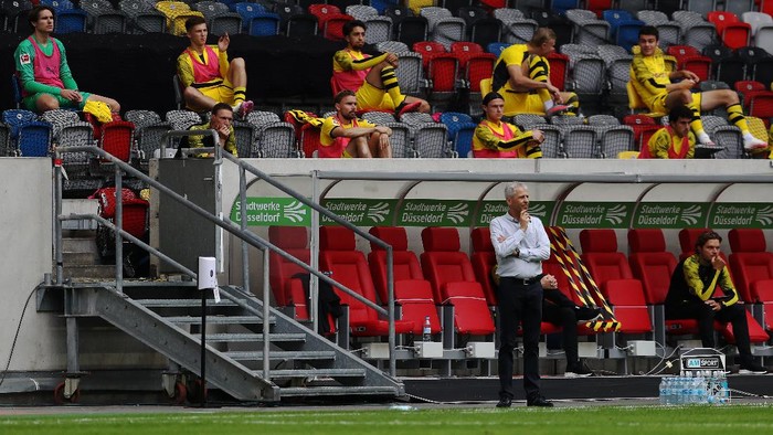 DUESSELDORF, GERMANY - JUNE 13: Borussia Dortmund Manager / Head Coach, Lucien Favre looks on from the bench during the Bundesliga match between Fortuna Duesseldorf and Borussia Dortmund at Merkur Spiel-Arena on June 13, 2020 in Duesseldorf, Germany. (Photo by Lars Baron/Getty Images)
