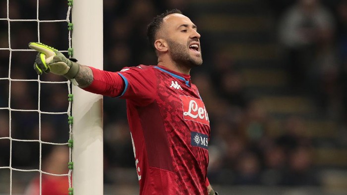 MILAN, ITALY - FEBRUARY 12:  David Ospina of of SSC Napoli gestures during the Coppa Italia Semi Final match between FC Internazionale and SSC Napoli at Stadio Giuseppe Meazza on February 12, 2020 in Milan, Italy.  (Photo by Emilio Andreoli/Getty Images)