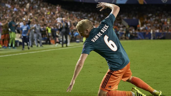 VALENCIA, SPAIN - OCTOBER 02: Donny van de Beek of Ajax celebrates after scoring his teams third goal during the UEFA Champions League group H match between Valencia CF and AFC Ajax at Estadio Mestalla on October 02, 2019 in Valencia, Spain. (Photo by Manuel Queimadelos Alonso/Getty Images)