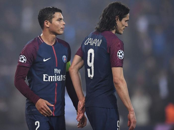 Edinson Cavani-Thiago Silva (FILES) In this file photo taken on March 6, 2018 Paris Saint-Germains Uruguayan forward Edinson Cavani (R) and Paris Saint-Germains Brazilian defender Thiago Silva react after losing the UEFA Champions League round of 16 second leg football match between Paris Saint-Germain (PSG) and Real Madrid, at the Parc des Princes stadium in Paris. - While waiting for the restart of the UEFA Champions League in August 2020, the Paris Saint-Germain (PSG) football club is already working and thinking about next season. With losses estimated by the club at more than 200 M EUR after the end of Ligue 1, due to the COVID-19 pandemic, the question of saving a transfer to find a replacement of the caliber of Edinson Cavani (33 years) or of Thiago Silva (35 years), respectively top scorer in history and captain of the Paris club, is very important. (Photo by FRANCK FIFE / AFP)