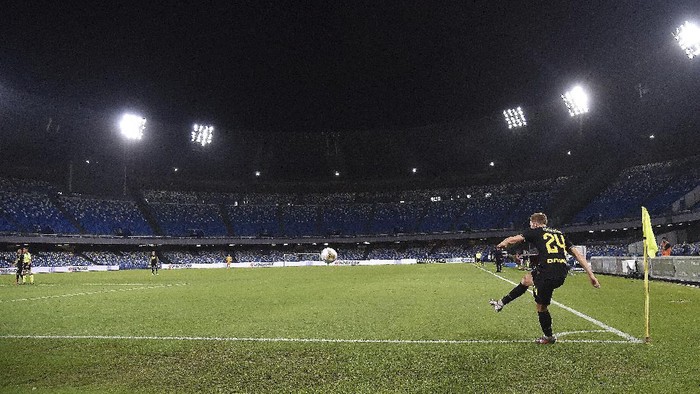 Inters Christian Eriksen kicks from the corner during the Italian Cup second leg semifinal soccer match between Napoli and Inter Milan, at the Naples San Paolo Stadium, Italy, Saturday, June 13, 2020. The match is being played without spectators because of the COVID-19 restriction measures. (Cafaro/LaPresse via AP)