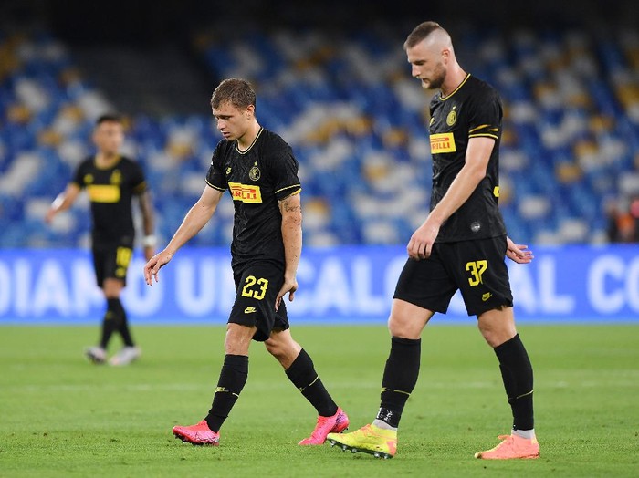 NAPLES, ITALY - JUNE 13: Nicolò Barella and Milan Skriniar of FC Internazionale leave the pitch disappointed after the Coppa Italia Semi-Final Second Leg match between SSC Napoli and FC Internazionale at Stadio San Paolo on June 13, 2020 in Naples, Italy. (Photo by Francesco Pecoraro/Getty Images)