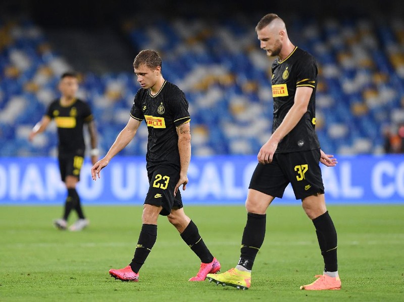 NAPLES, ITALY - JUNE 13: Nicolò Barella and Milan Skriniar of FC Internazionale leave the pitch disappointed after the Coppa Italia Semi-Final Second Leg match between SSC Napoli and FC Internazionale at Stadio San Paolo on June 13, 2020 in Naples, Italy. (Photo by Francesco Pecoraro/Getty Images)
