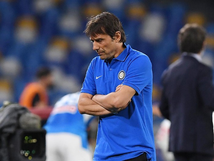 NAPLES, ITALY - JUNE 13: Antonio Conte FC Internazionale coach reacts during the Coppa Italia Semi-Final Second Leg match between SSC Napoli and FC Internazionale at Stadio San Paolo on June 13, 2020 in Naples, Italy. (Photo by Francesco Pecoraro/Getty Images)