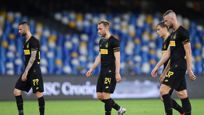 NAPLES, ITALY - JUNE 13: Marcelo Brozovic, Christian Eriksen, Nicolò Barella and Milan Skriniar of FC Internazionale leave the pitch disappointed after the Coppa Italia Semi-Final Second Leg match between SSC Napoli and FC Internazionale at Stadio San Paolo on June 13, 2020 in Naples, Italy. (Photo by Francesco Pecoraro/Getty Images)