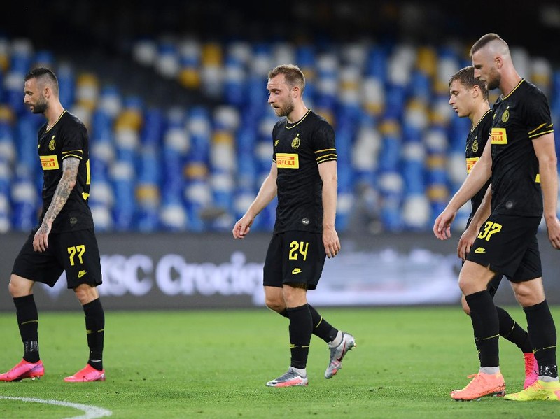 NAPLES, ITALY - JUNE 13: Marcelo Brozovic, Christian Eriksen, Nicolò Barella and Milan Skriniar of FC Internazionale leave the pitch disappointed after the Coppa Italia Semi-Final Second Leg match between SSC Napoli and FC Internazionale at Stadio San Paolo on June 13, 2020 in Naples, Italy. (Photo by Francesco Pecoraro/Getty Images)