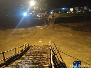 Jembatan Darurat di Bogor Ambruk Diterjang Luapan Sungai Cidurian