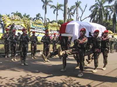 Momen Jenazah Pramono Edhie Diberangkatkan ke TMP Kalibata