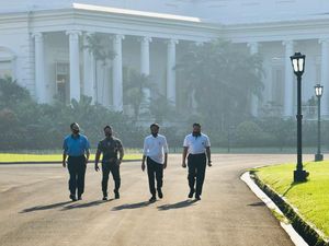 Jokowi Olahraga di Istana Bogor Pagi Tadi Ditemani Para Kepala Staf TNI