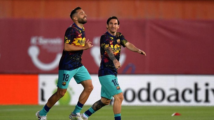MALLORCA, SPAIN - JUNE 13: Jordi Alba and Lionel Messi of FC Barcelona warm-up prior to  the La Liga match between RCD Mallorca and FC Barcelona at Estadio de Son Moix on June 13, 2020 in Mallorca, Spain. (Photo by David Ramos/Getty Images)