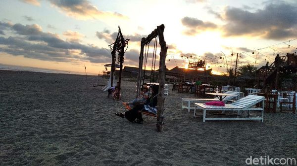 Kala Senja Menyapa Kampung Turis Pangandaran