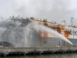 Kapal Kargo Terbakar, Ribuan Mobil Bekas Meleleh Dilahap Si Jago Merah