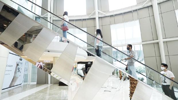 Pengelola Mal Central Park dan Neo Soho memberikan fasilitas touchless kepada pelanggan untuk mengindari sentuhan fisik, Minggu (14/6). Mal di DKI Jakarta akan kembali beroperasi pada Senin, (15/6) setelah mendapatkan izin dari Gunernur DKI Jakarta Anies Baswedan.