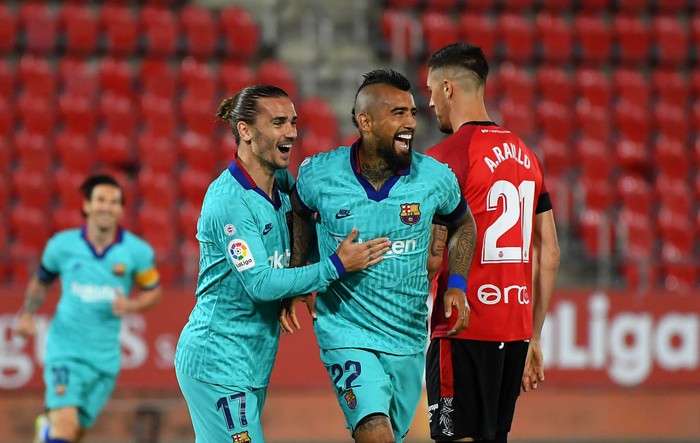 MALLORCA, SPAIN - JUNE 13: Arturo Vidal of FC Barcelona celebrates after scoring his teams first goal with Antoine Griezmann of FC Barcelona during the La Liga match between RCD Mallorca and FC Barcelona at Estadio de Son Moix on June 13, 2020 in Mallorca, Spain. (Photo by David Ramos/Getty Images)