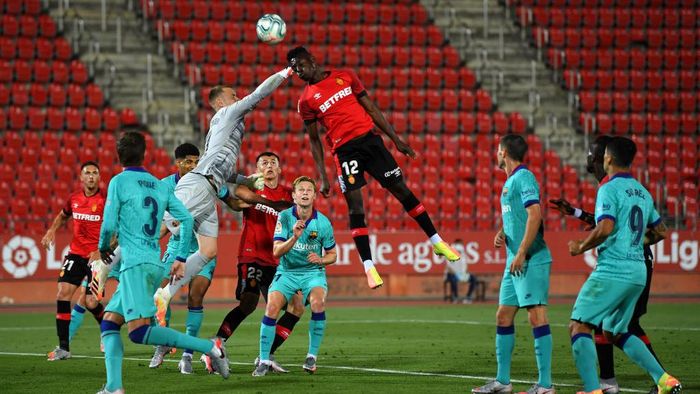 Mallorca vs Barcelona MALLORCA, SPAIN - JUNE 13: Iddrisu Babav of RCD Mallorca battles for possession with Marc-Andre ter Stegen of FC Barcelona during the La Liga match between RCD Mallorca and FC Barcelona at Estadio de Son Moix on June 13, 2020 in Mallorca, Spain. (Photo by David Ramos/Getty Images)