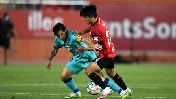 MALLORCA, SPAIN - JUNE 13: Lionel Messi of FC Barcelona battles for possession with Takefusa Kubo of RCD Mallorca during the La Liga match between RCD Mallorca and FC Barcelona at Estadio de Son Moix on June 13, 2020 in Mallorca, Spain. (Photo by David Ramos/Getty Images)