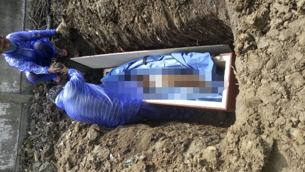 Seorang Pasien Dalam Pengawasan (PDP) berinisial T (72) dilaporkan meninggal dunia. Namun pemulasaran jenazah warga Kelurahan Kebraon, Karangpilang, Surabaya tersebut diduga dilakukan secara tak layak.