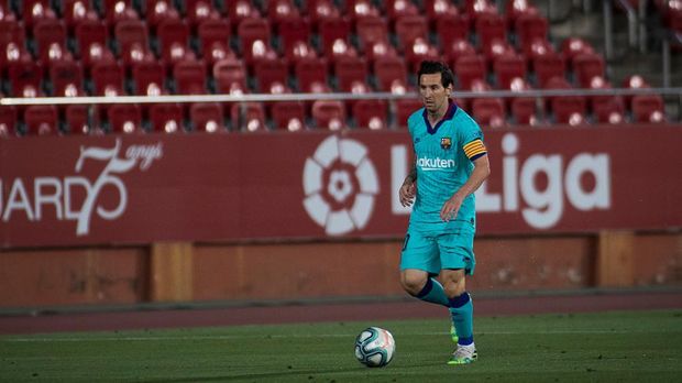 Barcelona's Argentinian forward Lionel Messi controls the ball  during the Spanish League football match between RCD Mallorca and FC Barcelona at the Visit Mallorca stadium (Son Moix stadium) in Palma de Mallorca on June 13, 2020. (Photo by JAIME REINA / AFP)