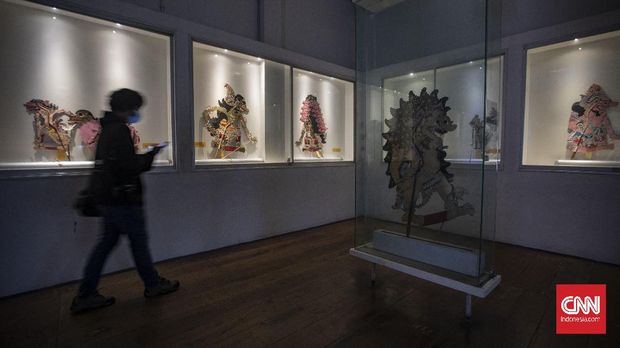 Museum Di Jakarta Dibuka Kembali Pengunjung beraktivitas saat mengunjungi Museum Wayang di Kawasan Kota Tua, Jakarta, Minggu, 14 Juni 2020. Sejumlah museum kembali dibuka untuk umum dalam masa Pembatasan Sosial Berskala Besar (PSBB) transisi fase pertama di Jakarta hingga 14 Juni 2020 dengan menerapkan protokol kesehatan bagi pengunjung. CNN Indonesia/Bisma Septalisma