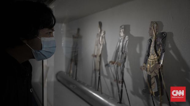 Museum Di Jakarta Dibuka Kembali Pengunjung beraktivitas saat mengunjungi Museum Wayang di Kawasan Kota Tua, Jakarta, Minggu, 14 Juni 2020. Sejumlah museum kembali dibuka untuk umum dalam masa Pembatasan Sosial Berskala Besar (PSBB) transisi fase pertama di Jakarta hingga 14 Juni 2020 dengan menerapkan protokol kesehatan bagi pengunjung. CNN Indonesia/Bisma Septalisma
