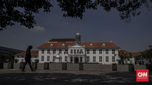 Museum Di Jakarta Dibuka Kembali Pengunjung beraktivitas saat mengunjungi Museum Wayang di Kawasan Kota Tua, Jakarta, Minggu, 14 Juni 2020. Sejumlah museum kembali dibuka untuk umum dalam masa Pembatasan Sosial Berskala Besar (PSBB) transisi fase pertama di Jakarta hingga 14 Juni 2020 dengan menerapkan protokol kesehatan bagi pengunjung. CNN Indonesia/Bisma Septalisma