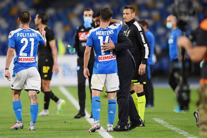 NAPLES, ITALY - JUNE 13: Dries Mertens of SSC Napoli celebrates after scoring the 1-1 goal with head coach Gennaro Gattuso during the Coppa Italia Semi-Final Second Leg match between SSC Napoli and FC Internazionale at Stadio San Paolo on June 13, 2020 in Naples, Italy. (Photo by Francesco Pecoraro/Getty Images)