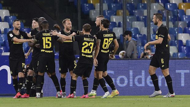 Napoli vs Inter Milan Inter Milan's Christian Eriksen, 5th from right, celebrates with teammates after scoring his side's opening goal during the Italian Cup second leg semifinal soccer match between Napoli and Inter Milan, at the Naples San Paolo Stadium, Italy, Saturday, June 13, 2020. The match is being played without spectators because of the COVID-19 restriction measures. (Cafaro/LaPresse via AP)