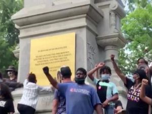 Patung di AS Diganti Jadi Monumen Peringatan untuk George Floyd Patung di AS Diganti Jadi Monumen Peringatan untuk George Floyd